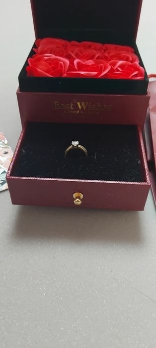 Cutie cadou cu flori de spuma