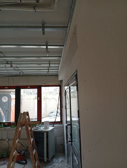 Качествени вътрешни ремонти

Двама опитни майстори