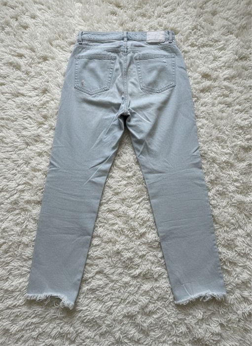 Накъсани дамски дънки BERSHKA