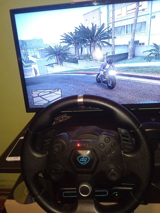 Vând volan gaming este nou