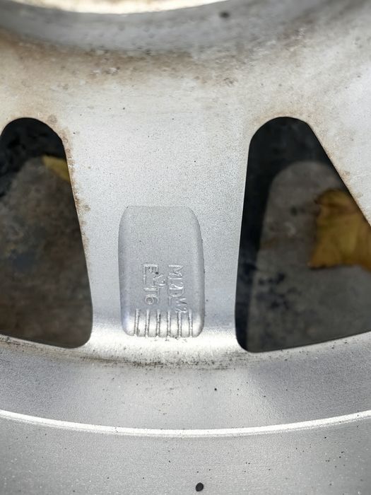 Продавам ляти джанти за Рено 16 цола с нови летни гуми 205/50/16 цола.