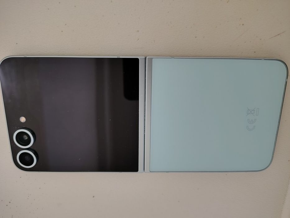 Vând Samsung  Galaxy Flip 6
