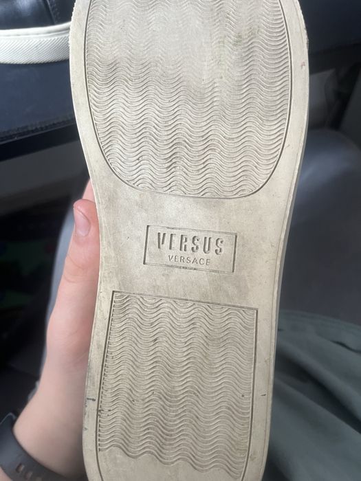 Vand Tenesi Versus Versace.            Se ridica din floresti