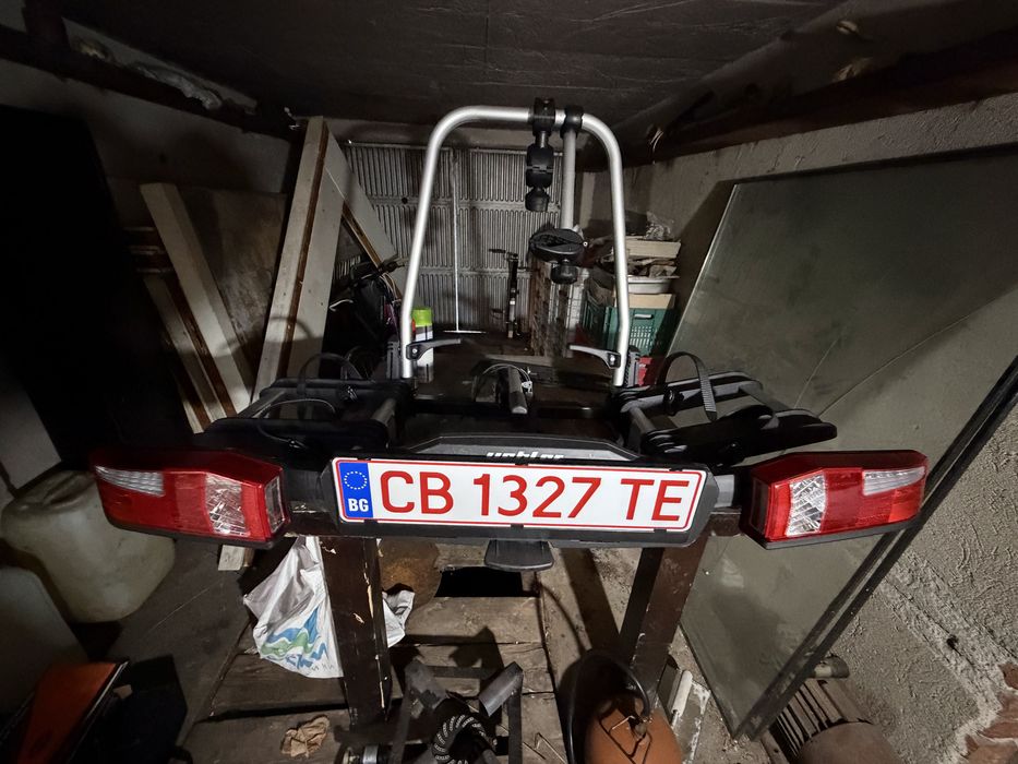 Продава се стойка за две колела закрепваща се за теглича