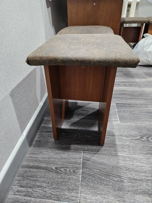 Стол и 4 табуретки