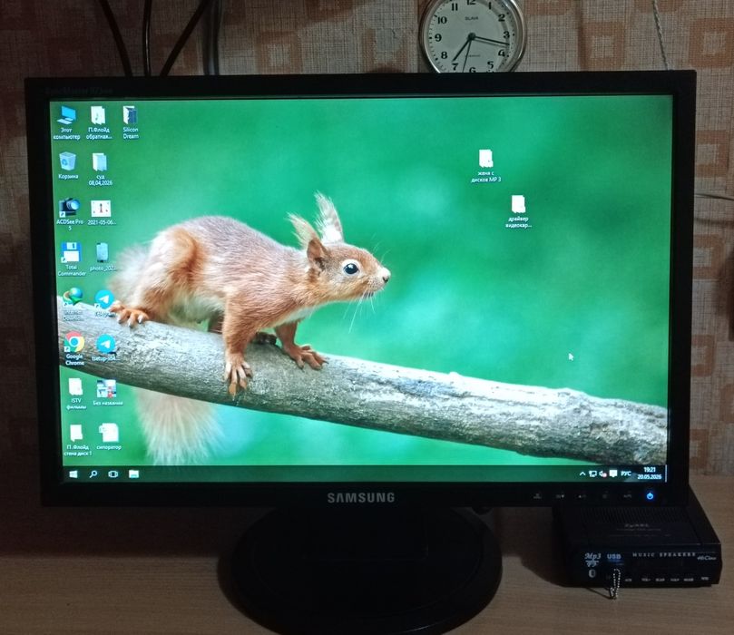 монитор  Samsung LS19HANKBUXSG стояние отличное !