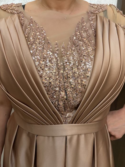 Официална бежова рокля