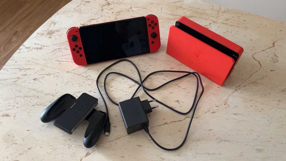 Vând consolă Nintendo Switch (model OLED), ediția Mario Red.