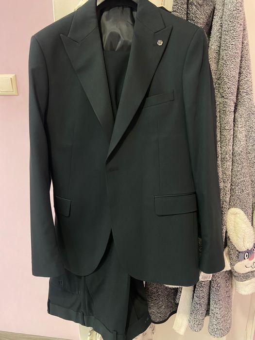 Абитуриентски костюм