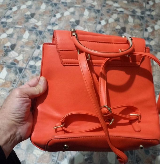 Geanta fete stare perfecta ca noua
- latimea 30 cm
- inaltimea 30 cm
Dispune de buzunar interior cu fermoar