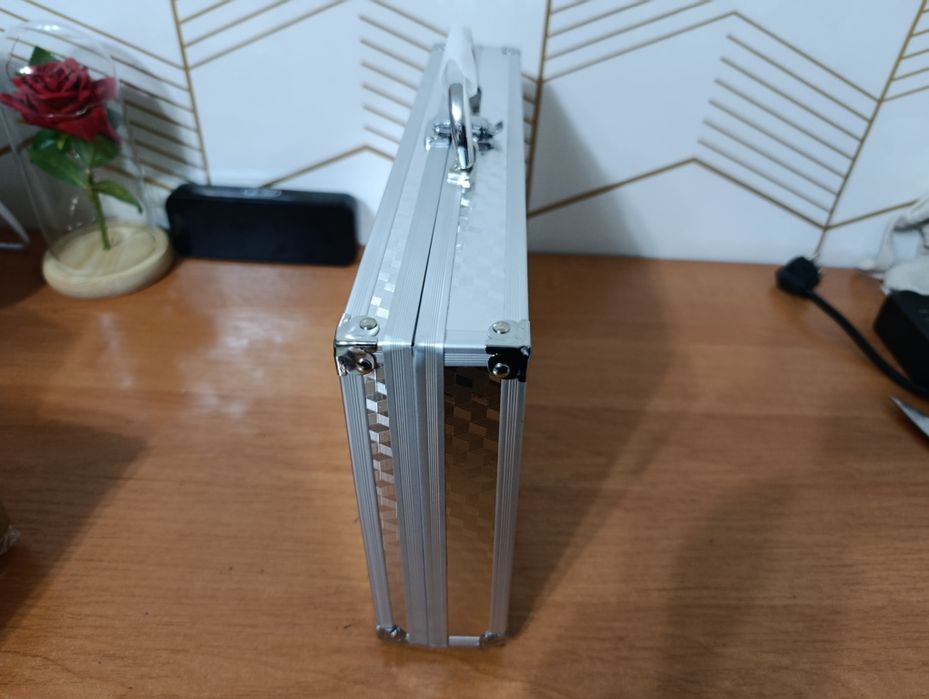 Алюминиевый кейс чемодан дипломат