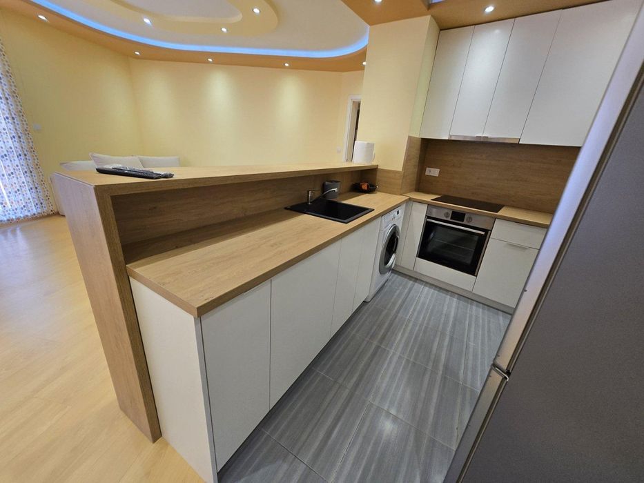 Дава се под наем Тристаен апартамент в Пловдив, Център - 105 кв.м за 613 € - Снимка #2