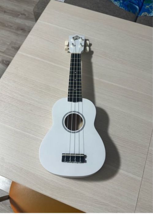 Укулеле белого цвета