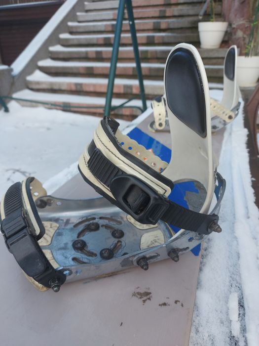 Сноуборд с автомати и обувки