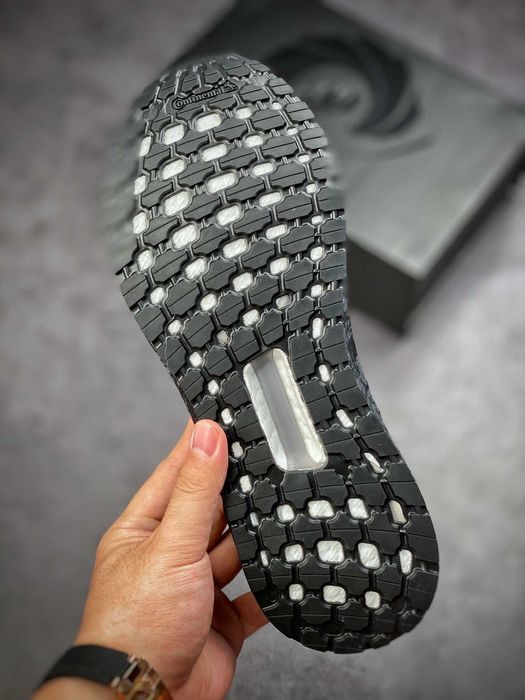 Мъжки маратонки ADIDAS ULTRABOOST 20 BOND 007  Оригинални  EU40
