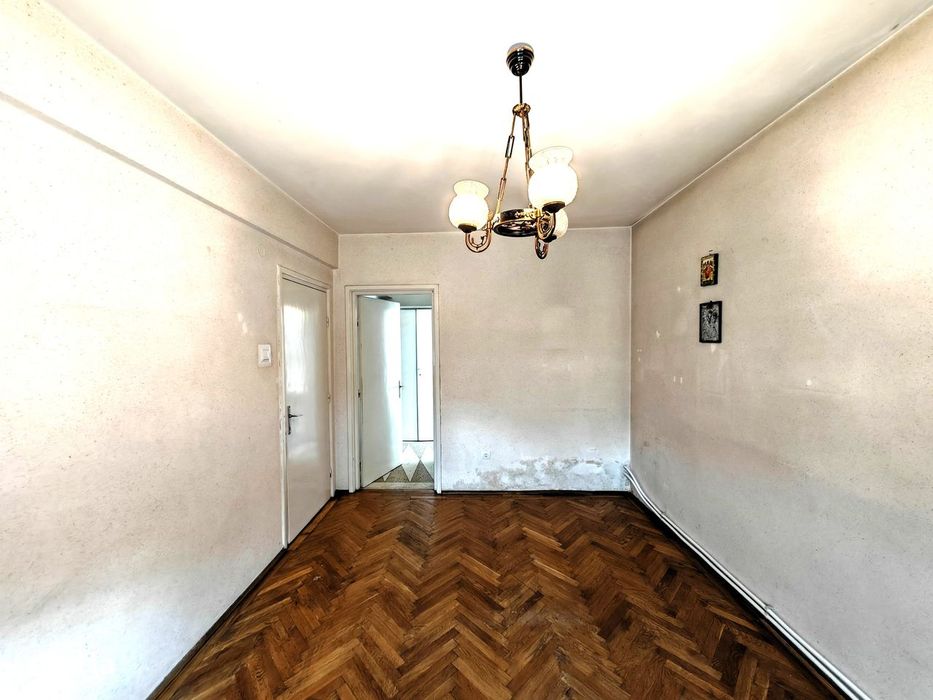 3 cam. deco., central, et. I – lângă Catedrala Inaltarea Domnului
