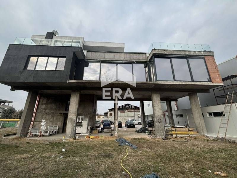 Къща с неповторим дизайн и фасада