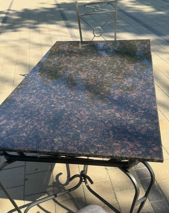 6 стола с Маса от ковано желязо с гранитен плот