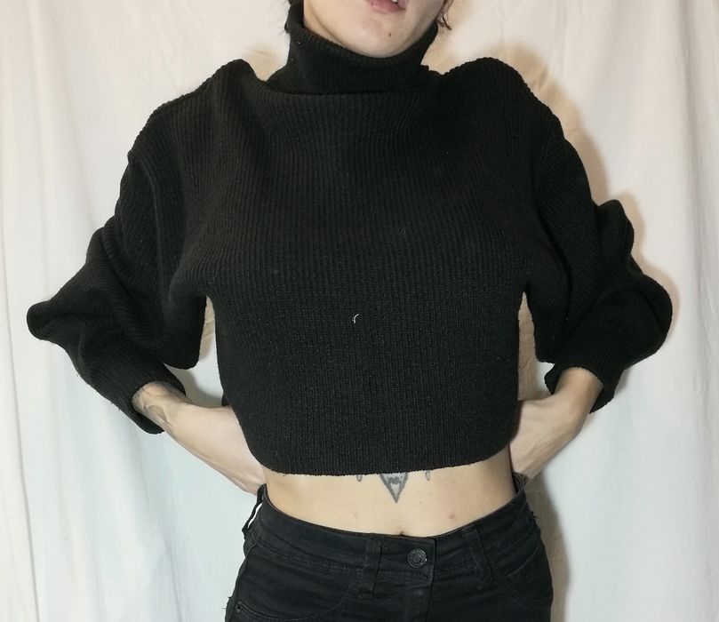 Pulover negru, la gat