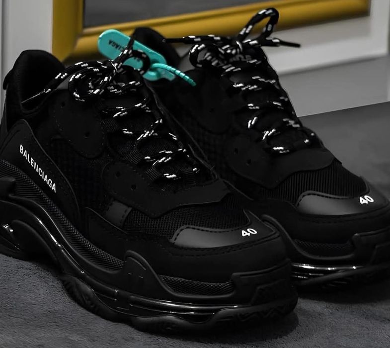 Нови обувки Balenciaga triple S