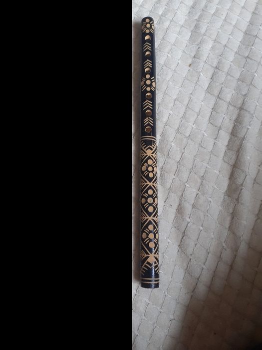 Vand 2 fluiere din lemn pret 200 lei ambele