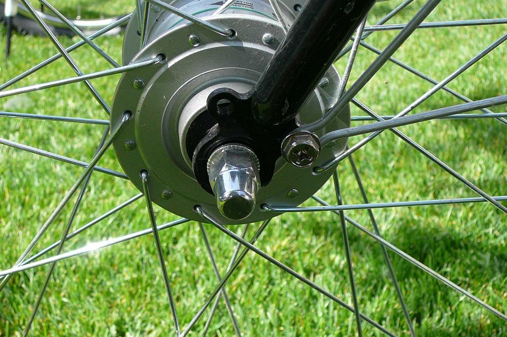 Vând bicicletă city bike Kellys Twist, cadru din aluminiu, roți 26”, echipare completa de fabrica, păstrată în interior.