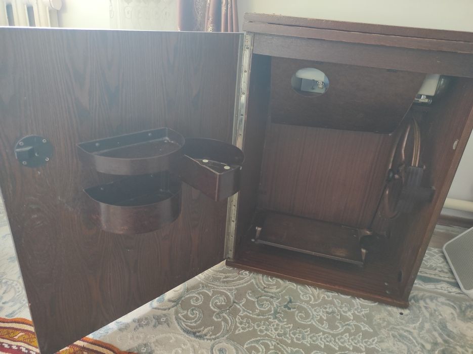 Швейная ножная машинка.