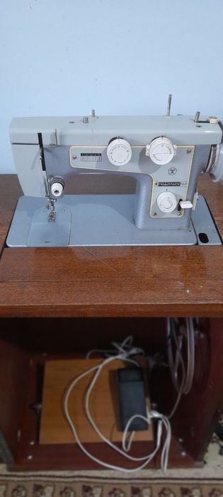 Швейная машинка Оверлок и Зингер