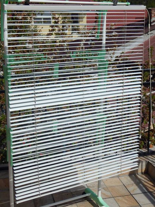 Jaluzea metalica alba dimensiuni 115 x 92 cm anii 1990 utilizata