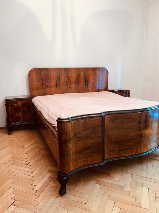 Pat vintage Art Deco din lemn natural nuc + 2 noptiere + saltea din lână naturală, recondiționat