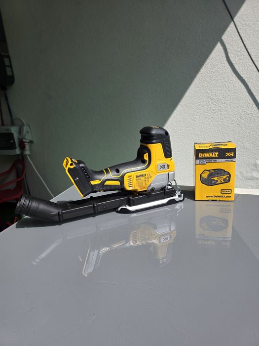 Fierastrau Pendular Dewalt DCS-335