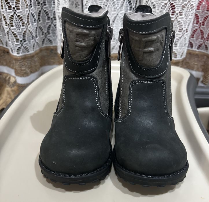 Продам детские ботинки