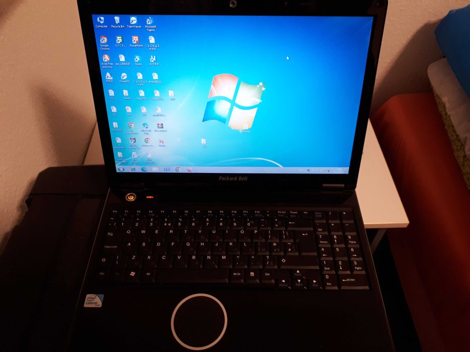 Продавам лаптол Пакард Бел