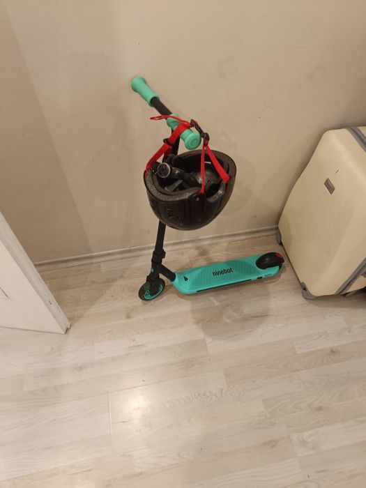 Детска електрическа тротинетка Ninebot Kick Scooter A 6 + Зарядно