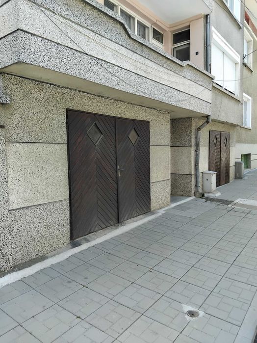 Продавам етаж плюс партер заедно АКТ 16 в супер центъра на Карнобат
