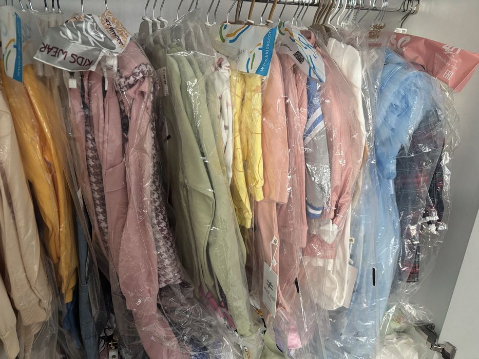 Разпродажба на детски дрехи от затворил магазин