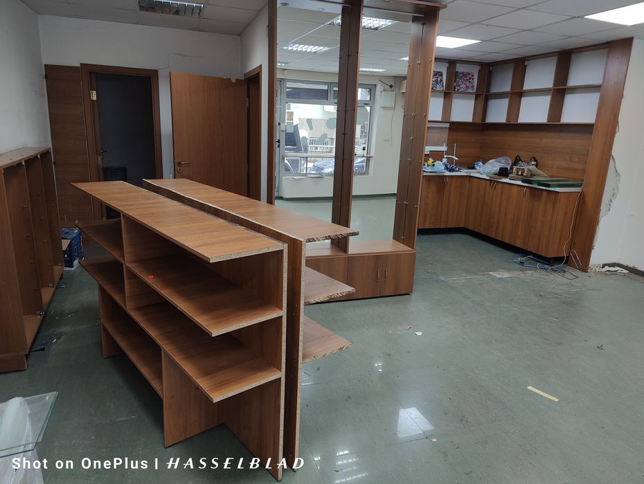 Търговски витрини рафтове етажерки щендери стелажи търговско оборудван