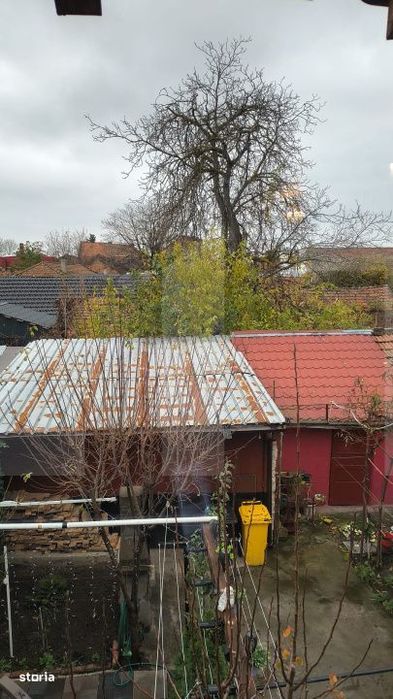 Casa,6 camere ,curte comuna in zona buna