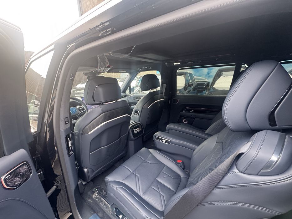 ZEEKR X9 ultira 70 kw full sedena aylanadi ikkita manitor tayori bor