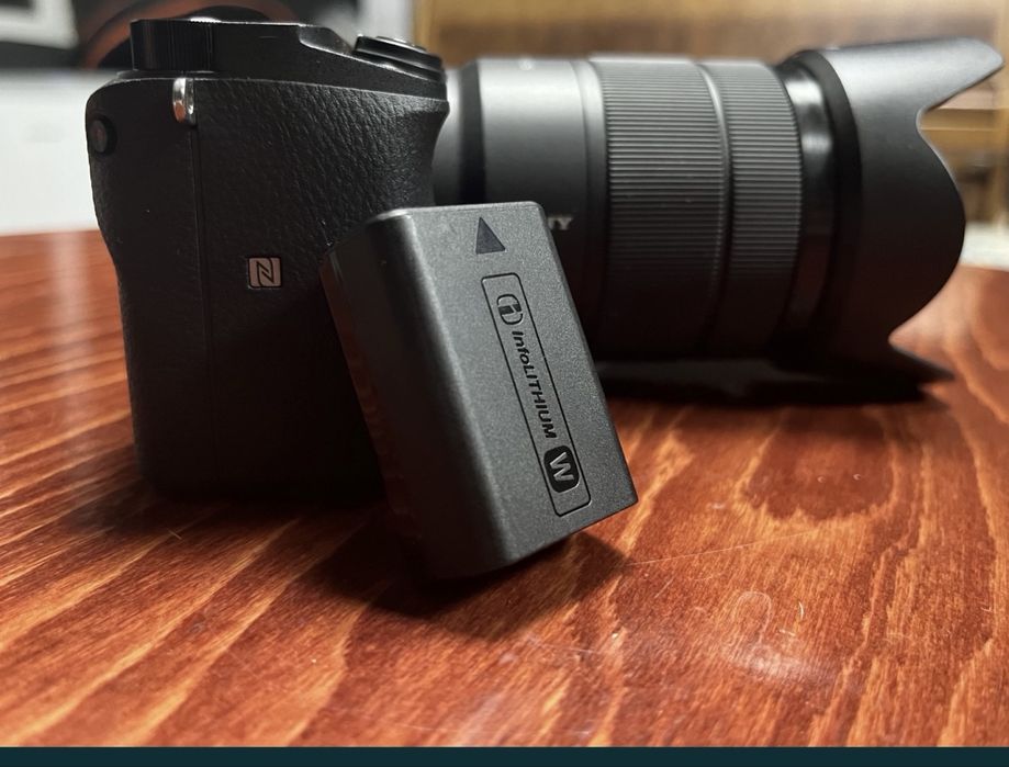 Vand kit sony a6400 cu obiectiv 18-135mm, acumulator si card 256gb