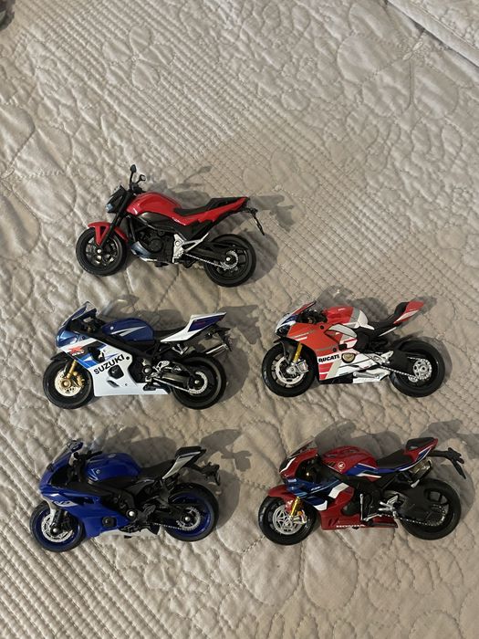 Vand motociclete scara 1/18 ca noi pret pe bucata