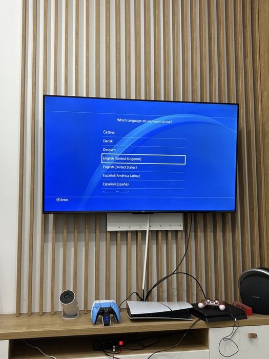 PS4 slim  1 TB, 2 controllere cu statia de incarcare