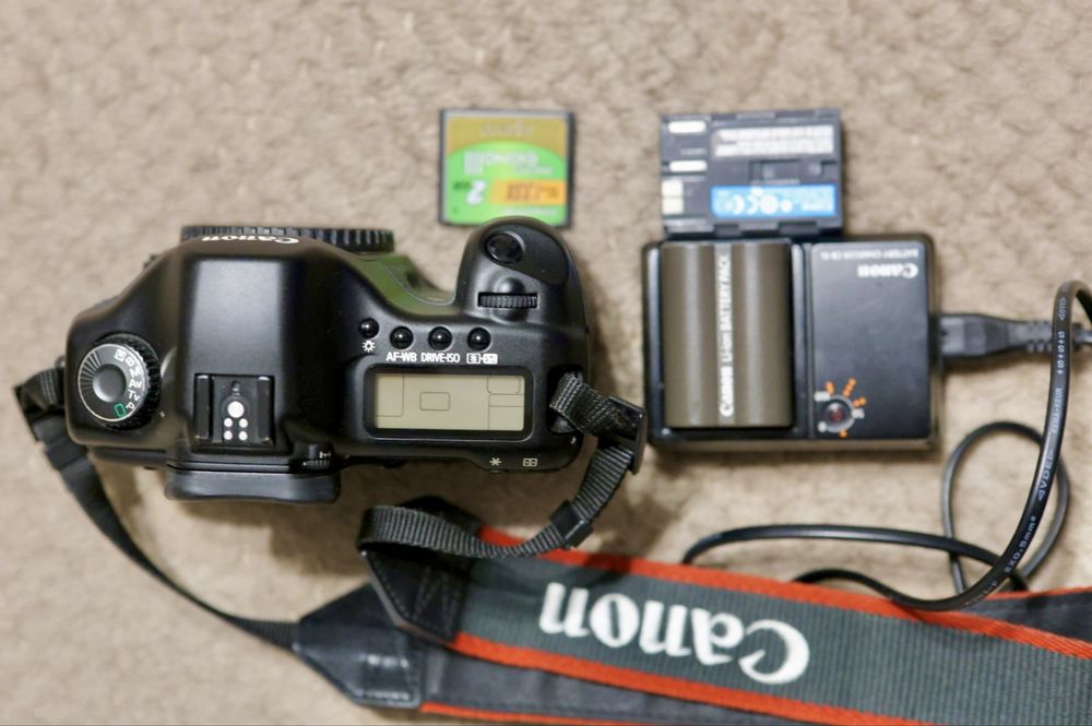 Canon EOS 5D Classic – 2 baterii + încărcător + card 2GB