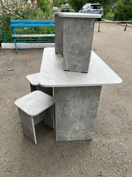 Стол кухонный +4 табуретки, Новый!