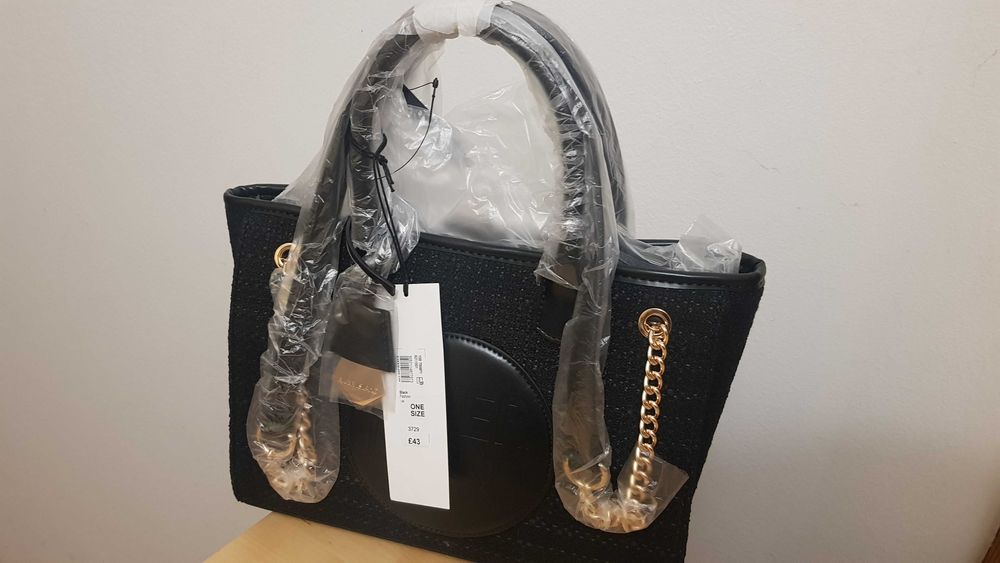 Дамска чанта в плътен черен цвят и с подарък малка чантичка