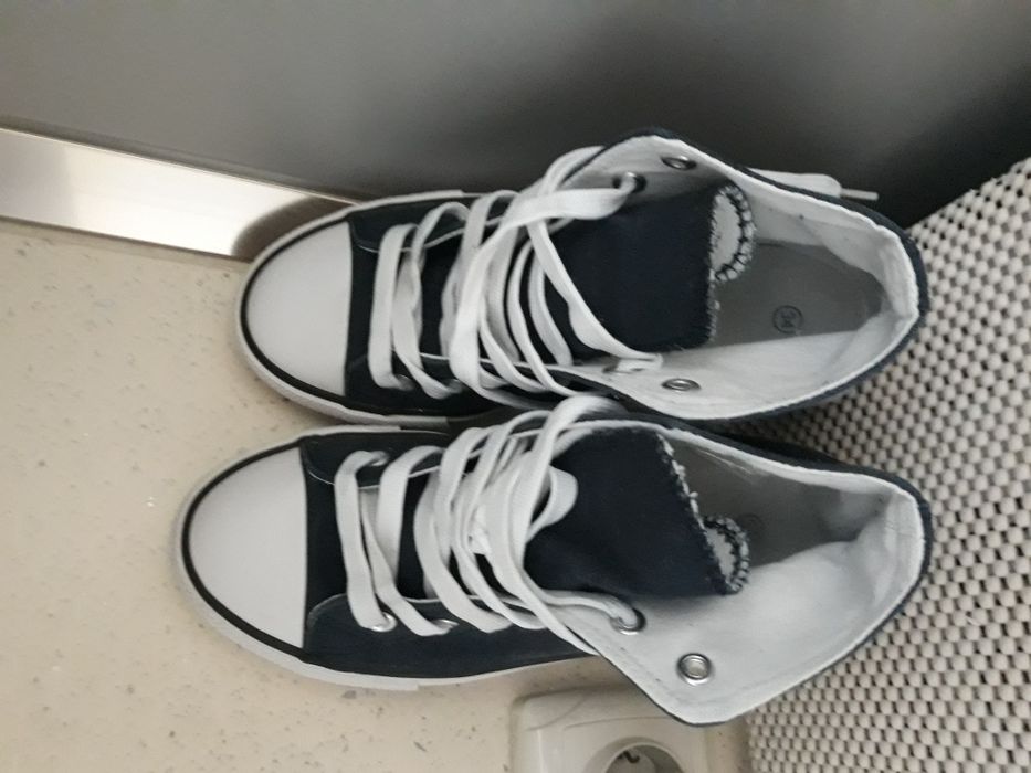 Детските кецове за момиче са 12лв, сините кецове са 20лв