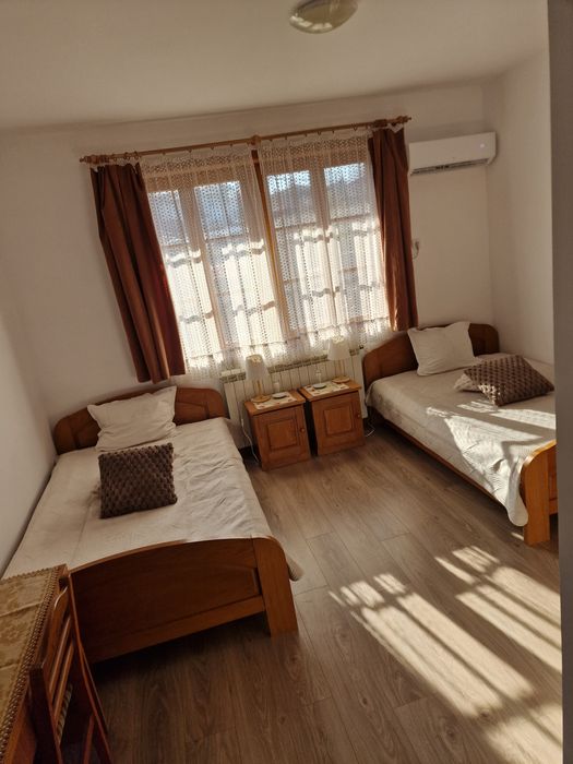 Продавам 2 легла 120/ 200 спалня , бюро , 2бр нощни шкафчета , матрак