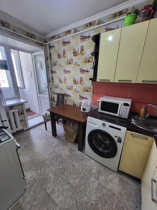 продам 2х комнатную квартиру в центре.