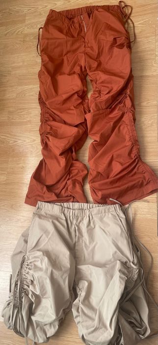 Два чисто нови панталона Л размер.