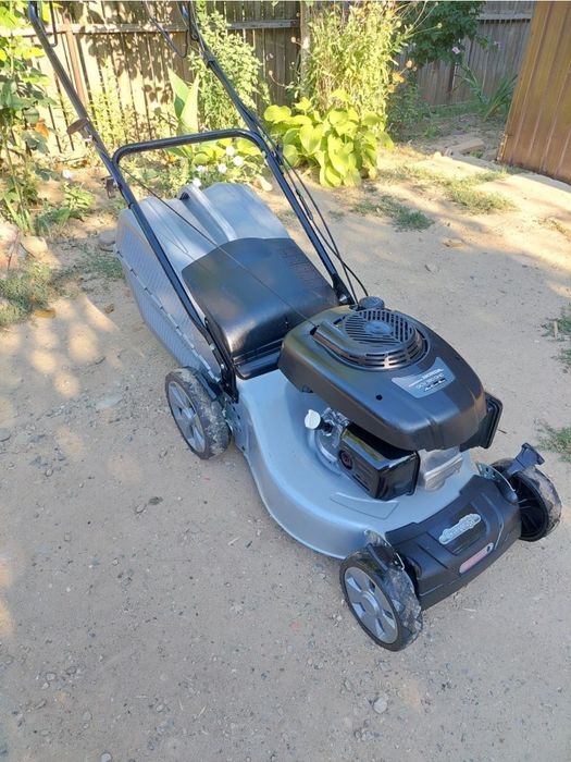 Masini tuns gazonul.